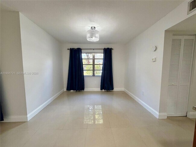 Building Photo - 10651 SW 108th Ave