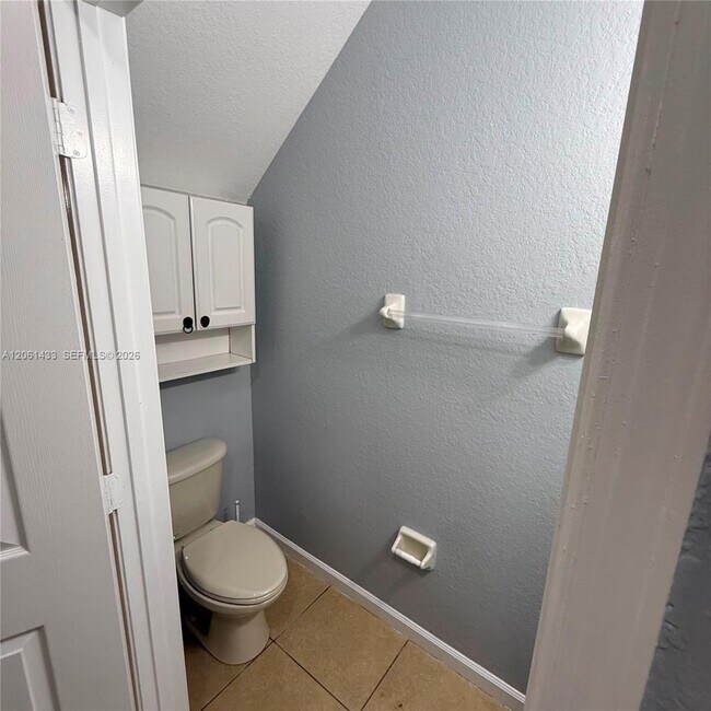 Building Photo - 8811 S Isles Cir