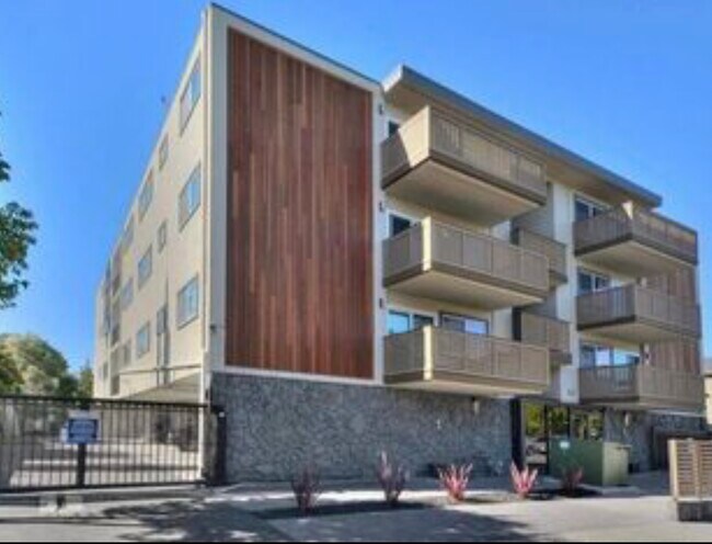 Building Photo - 910 Clinton St