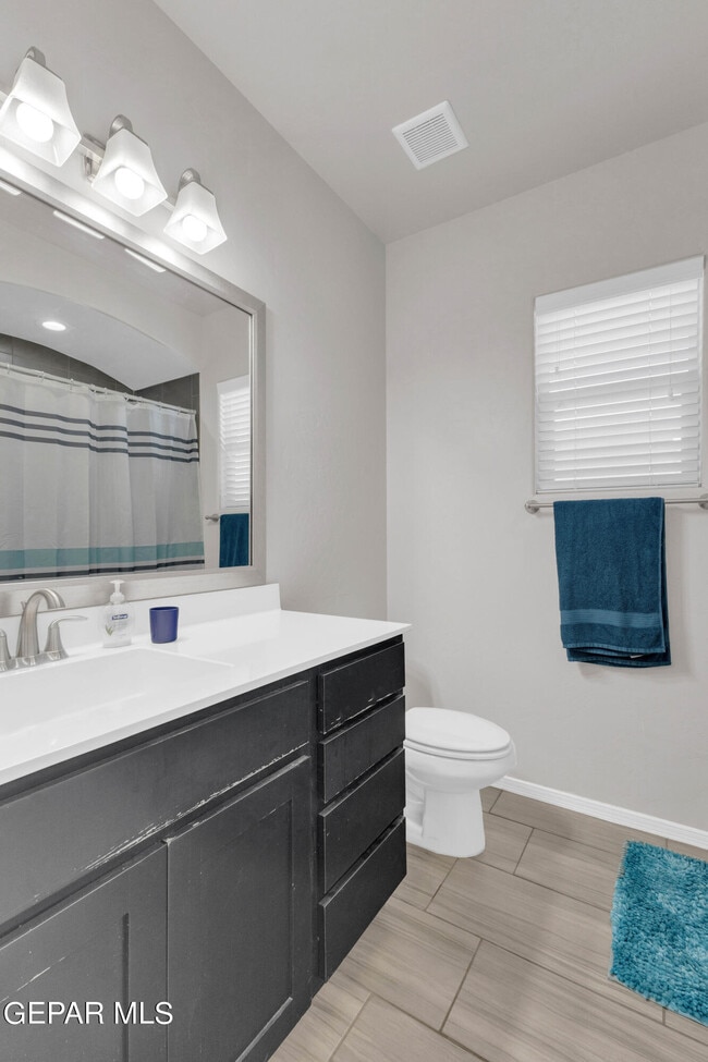 Building Photo - 1044 Gaitan St