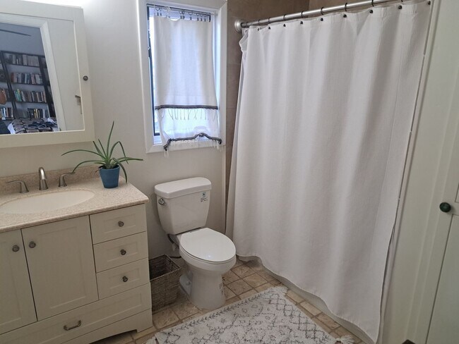Building Photo - Charming 4-Bedroom, 2-Bath Home with Priva...