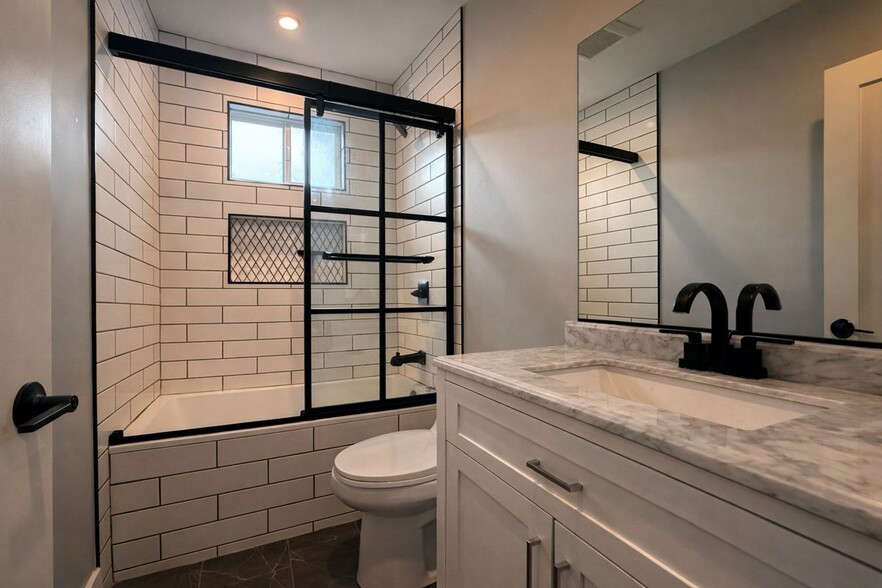 Building Photo - 1307 Tamarind Ave