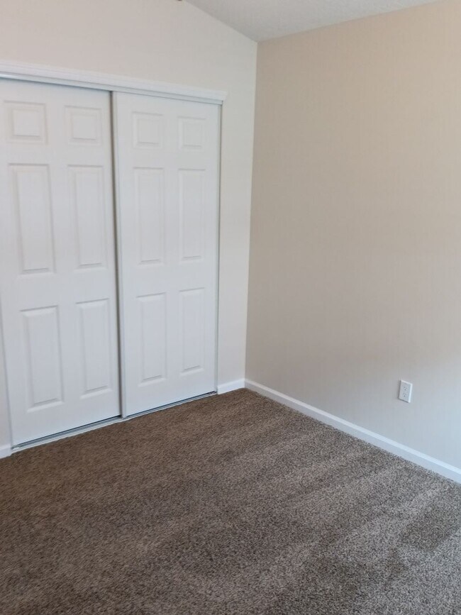 Building Photo - Spacious 4-bedroom, 2-bathroom home! Comin...