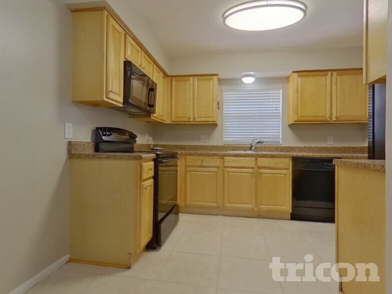Building Photo - 1525 Guinevere Dr
