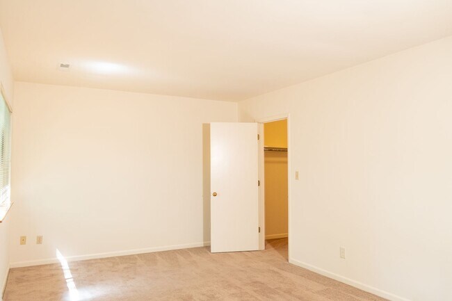 Building Photo - 2 Bedroom Townhouse Available in July