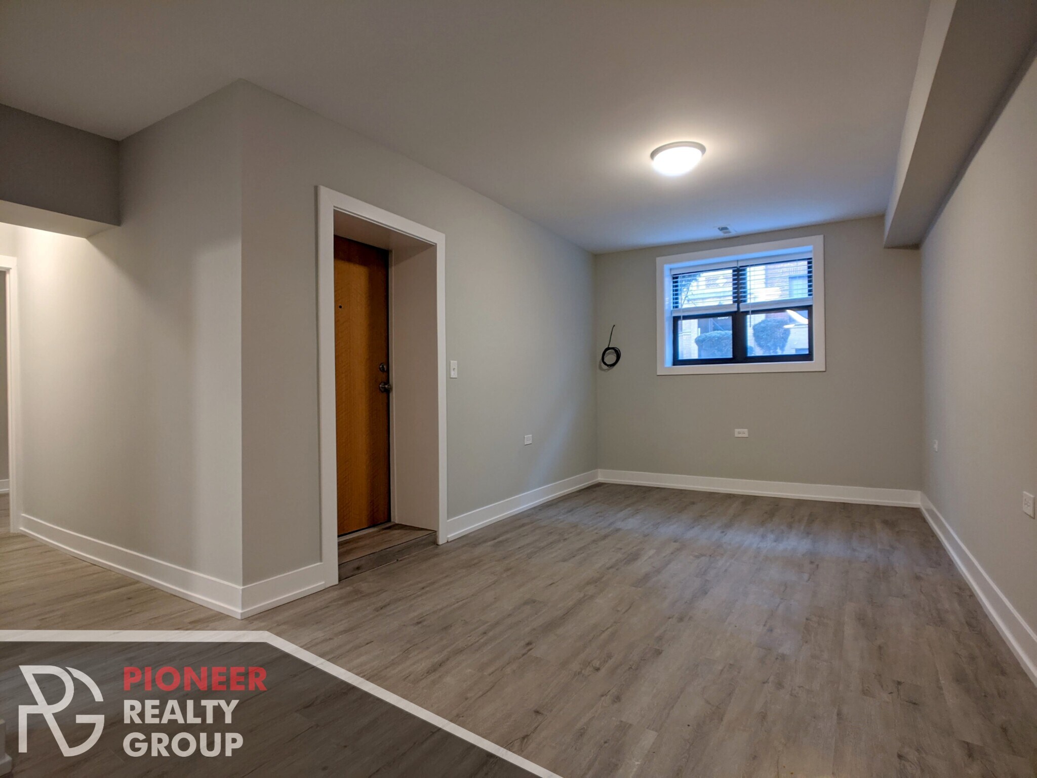 Building Photo - 812 W Waveland Ave