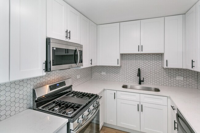 Building Photo - 18200 Fountainbleau Dr