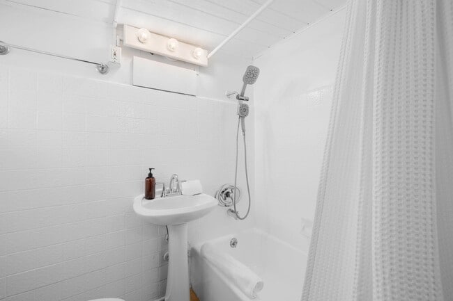 Building Photo - 344 Bonair St