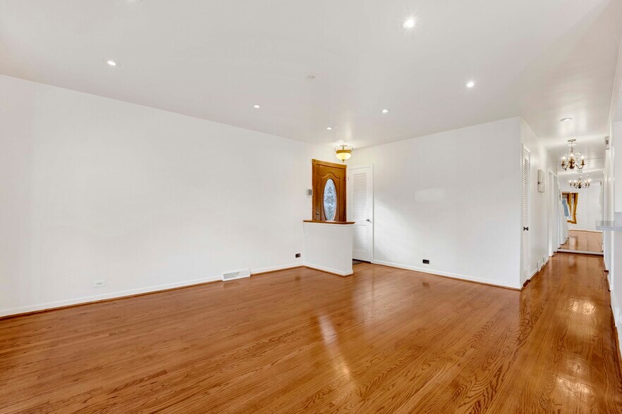 Building Photo - 9410 Lawler Ave