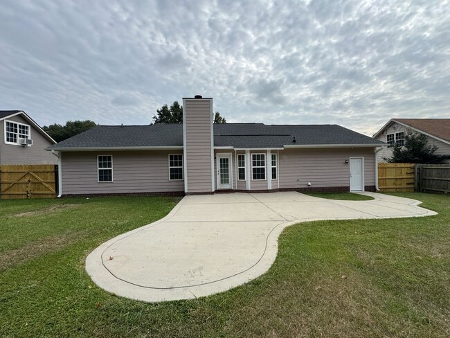 Building Photo - Charming 3 Bed 2 Bath Spring Lake Home wit...