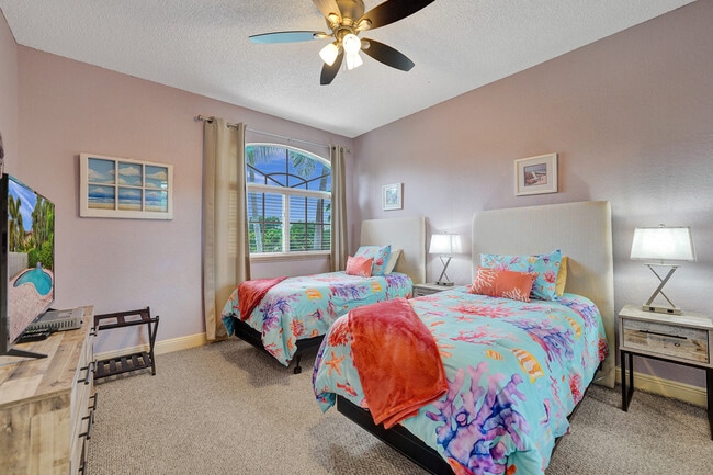 Building Photo - 220 Pine Ave