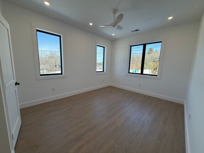 Building Photo - 1060 Main St