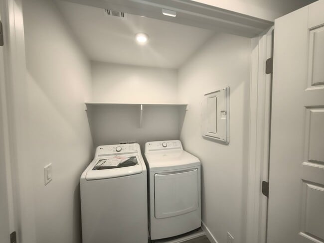 Building Photo - Brand New - 4 Br 2.5 Ba 2 Car Garage - Shaded Patio+++