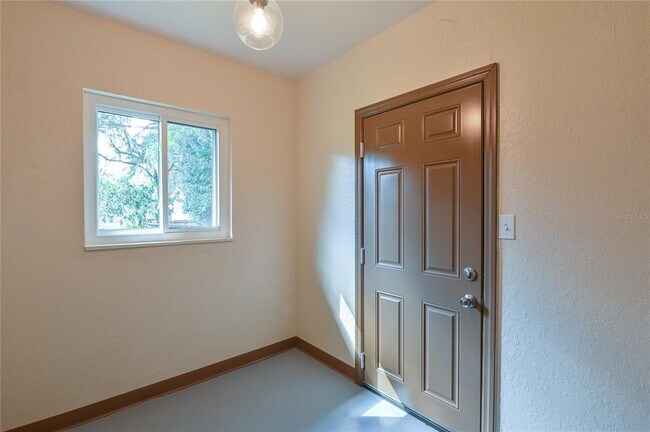 Building Photo - 1846 SE Lake Weir Ave