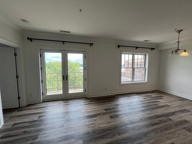 Building Photo - Modern condo  in the center of shopping , restaurants and entertainment venues.