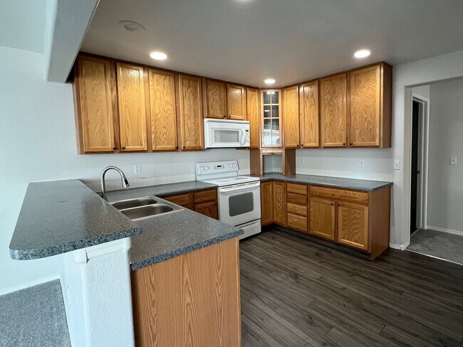 Building Photo - Spacious 4 Bedroom House in Firestone Avilable August!