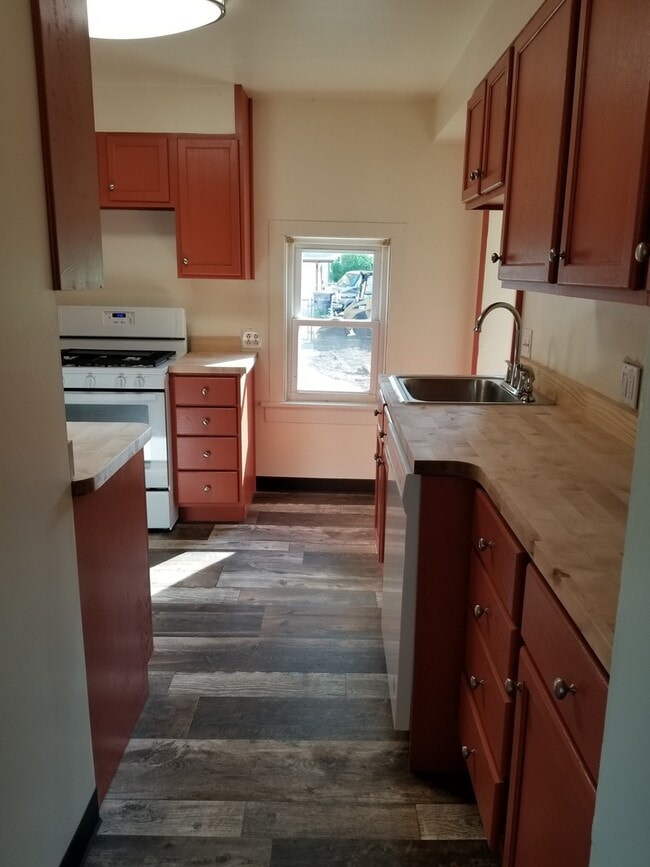Building Photo - Updated 3 Bedroom House with 1st floor lau...