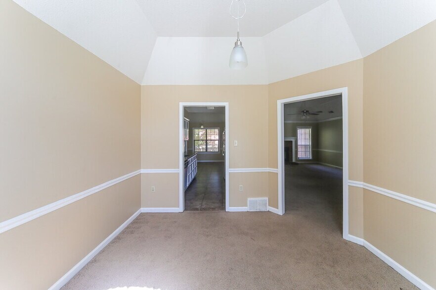 Building Photo - 6770 Lake Point Cir