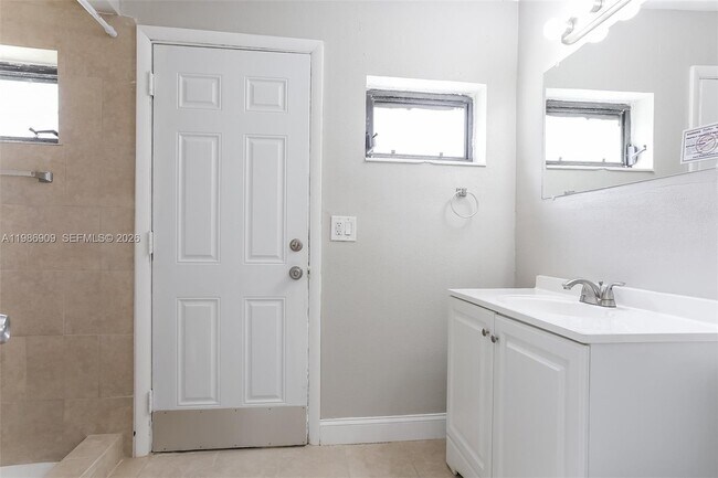 Building Photo - 1078 NE 157th St