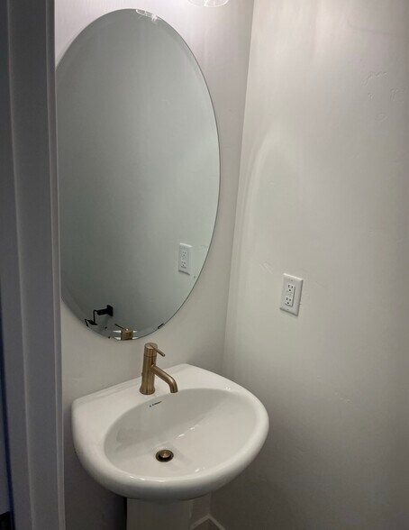 Building Photo - 520 S Orchard Dr