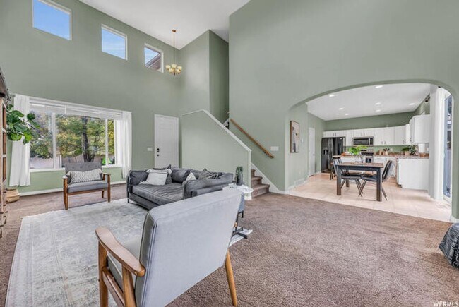 Building Photo - Large 4 Bedroom 3 Bathroom home!