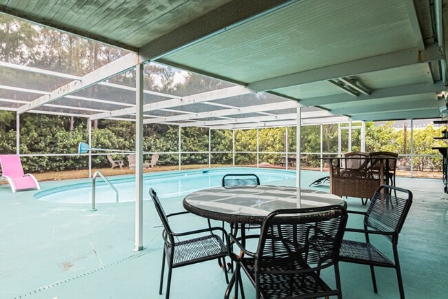 Building Photo - Pet-Friendly Home with Private Pool in Des...