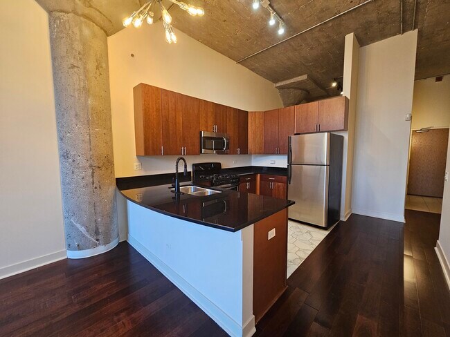 Building Photo - 320 E 21st St