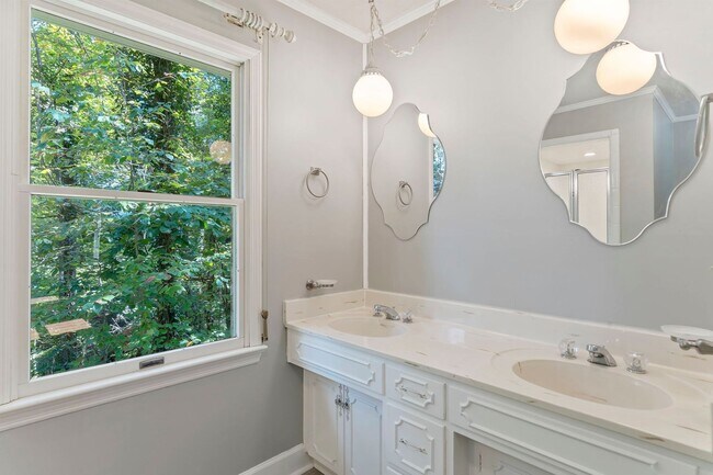Building Photo - Beautiful 5 bedroom 3 bath house with bonu...