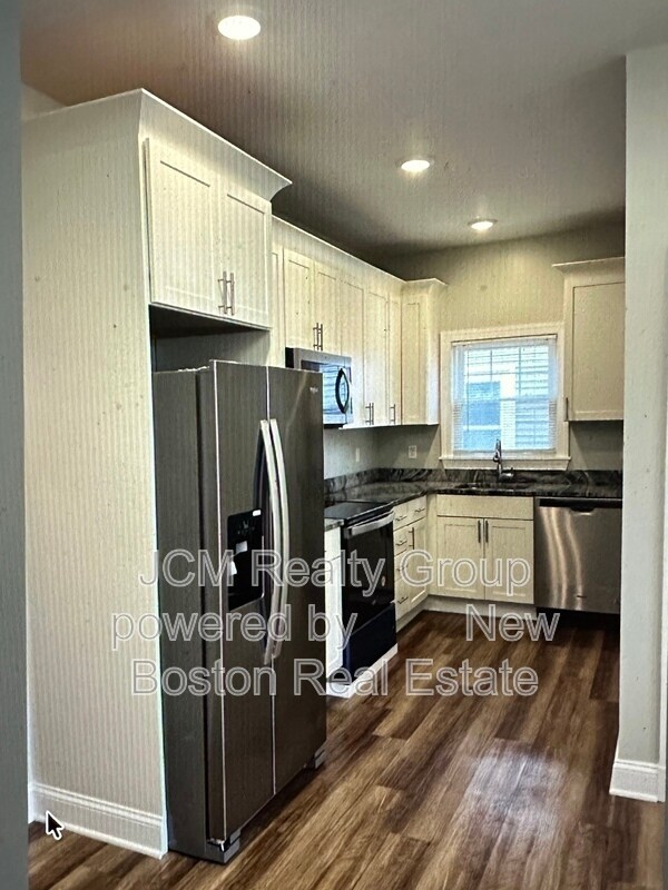 Building Photo - 100 Maverick St