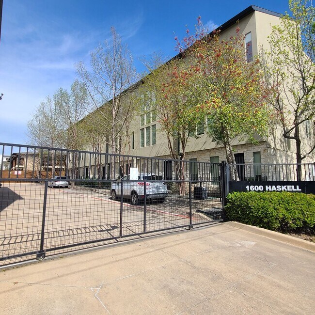 Building Photo - Spacious 3-Story Townhouse With Rooftop De...