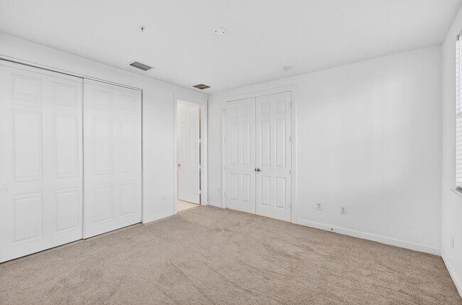 Building Photo - 4 BEDROOMS 3.5 BATHROOMS!! GATED COMMUNITY