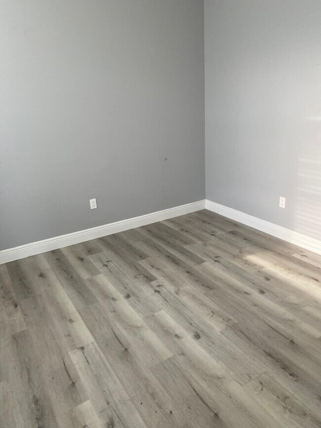 Building Photo - 1341 Flaxwood Ave