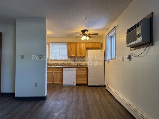 Building Photo - 320 6th St S