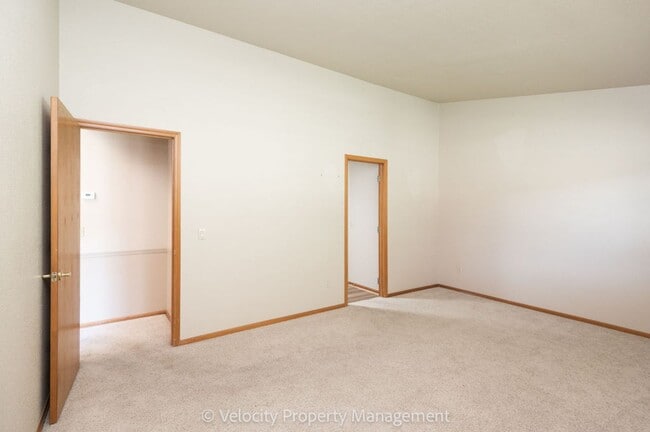 Building Photo - Clean & well kept, 3 bedroom, 2 bath!