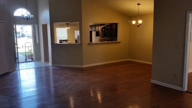 Building Photo - GA Town Home