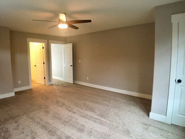 Building Photo - Spacious 3br/3.5ba House with Garage & AC in South Tabor Neighborhood