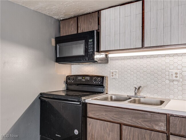 Building Photo - 2331 E Market St