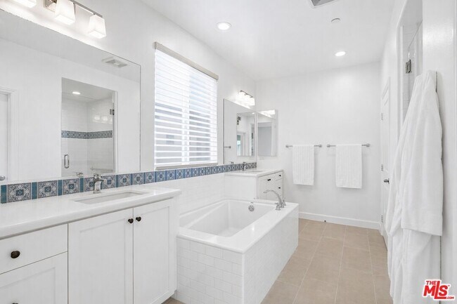 Building Photo - 12510 W Fielding Circle