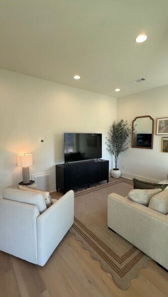 Building Photo - Awesome New Construction 5BR House Close t...