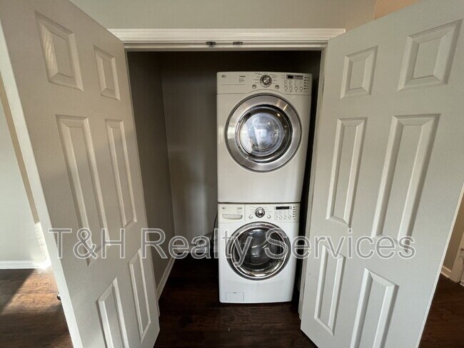 Building Photo - 333 N 7th Ave