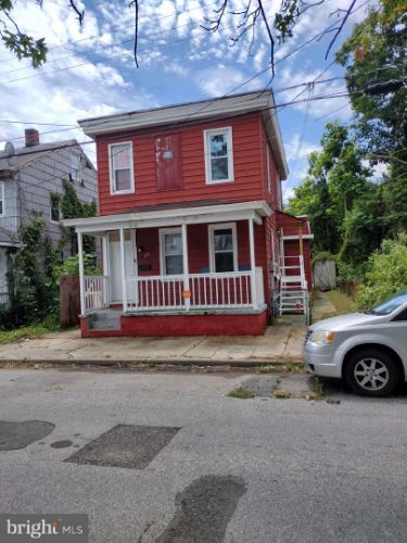 Building Photo - 215 Wesley St