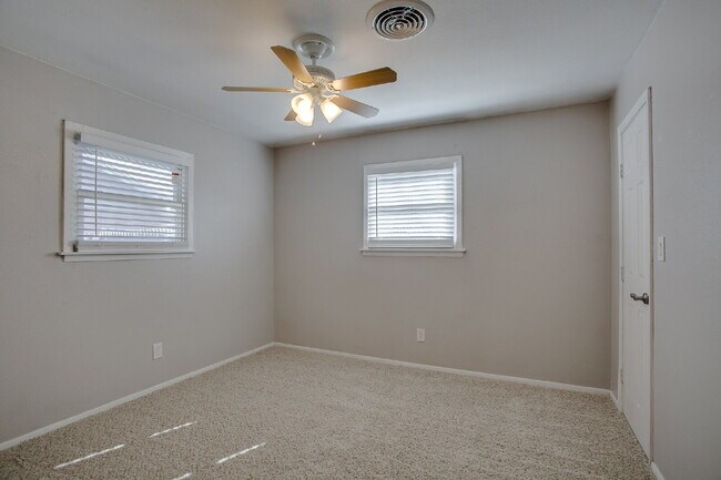 Building Photo - Beautiful, Spacious 4 Bedroom Close to Tex...