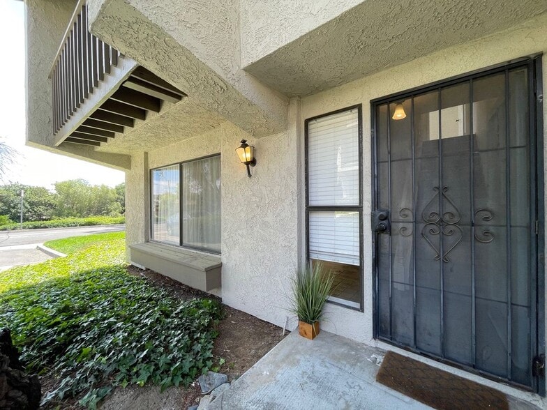 Building Photo - 1629 Sherwood Village Cir