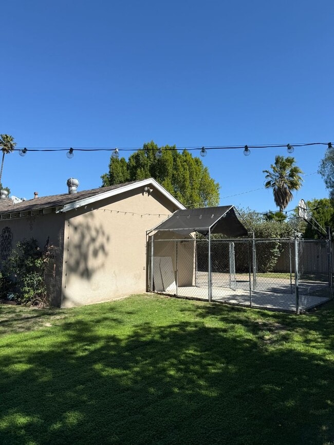 Building Photo - Beautiful, Ranch-Style, 4 Bedroom, 2 Bathroom Northridge Home Available For 1 Year Lease