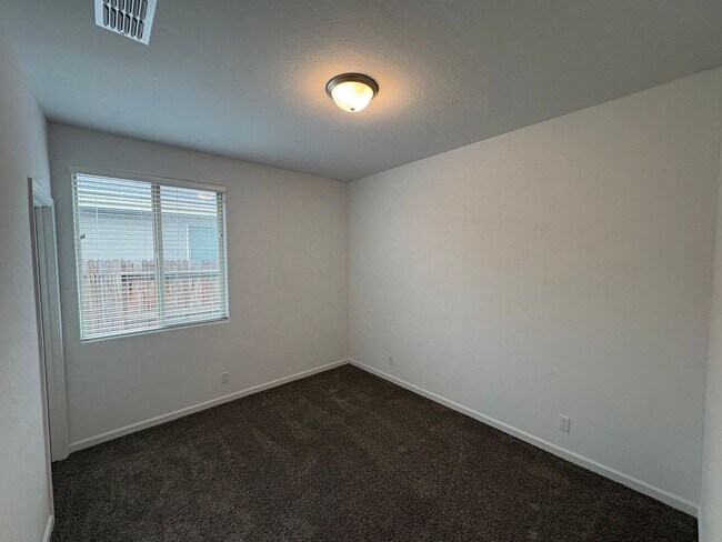 Building Photo - NW Visalia Home For Rent! Close to sports park & shopping centers!