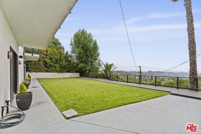 Building Photo - 105 Sequoia Dr