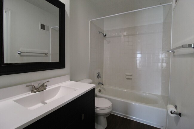 Building Photo - Fully Remodeled 2 Bedroom 1.5 Bath Duplex In Olathe