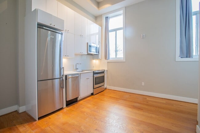 Building Photo - Cozy 1 BR/1 BA Condo in Capitol Hill!