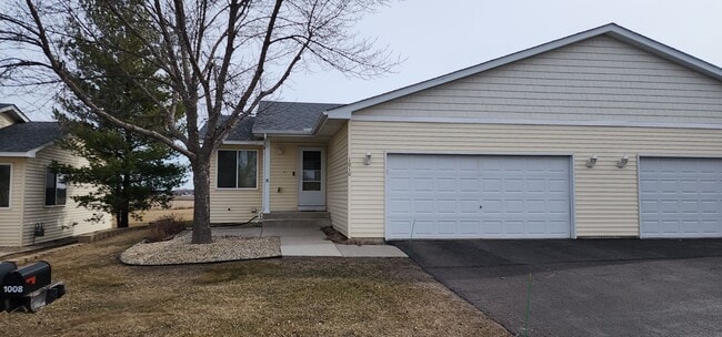 Primary Photo - Beautiful 2 bedroom 1 bath End Unit Townhouse