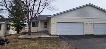 Building Photo - Beautiful 2 bedroom 1 bath End Unit Townhouse